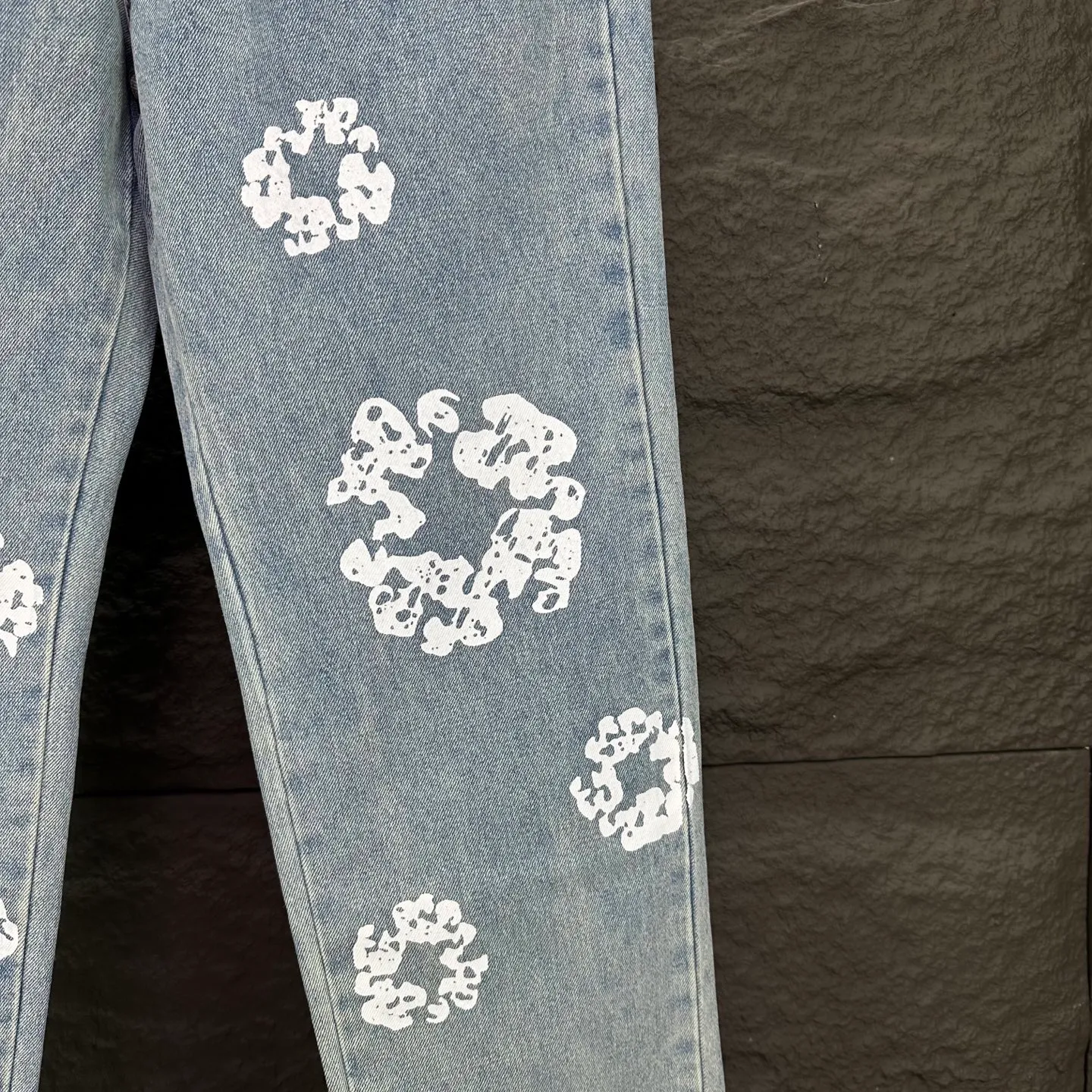 P230 Denim Tears 2025 new limited edition gem-inlaid kapok couples' washed jeans 🔥High version🔥High version🔥Top ceiling quality Styles with different washed textures are very friendly to people with thin legs and thick legs. The straight version is very flattering to the leg shape. Moderate length that never goes out of style, easy to match with casually, basic styling for various styles, a must-have in the wardrobe! The fabric is stiff but also makes the upper body soft without losing texture. The washing process is even more perfect. It is a must-have item for everyone! ! ! Washed wheat, hang tag, pants label, complete with three labels Color: black, blue, gray Size: 28, 30, 32, 34, 36 (five sizes)